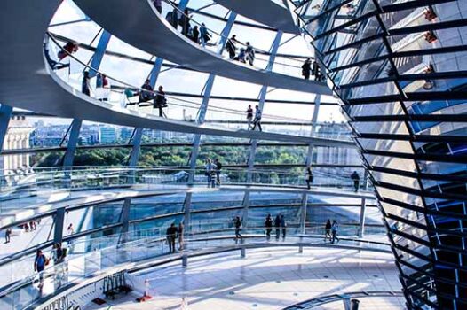 Glaskuppelbau mit Menschen an der Spitze in Berlin, Deutschland
